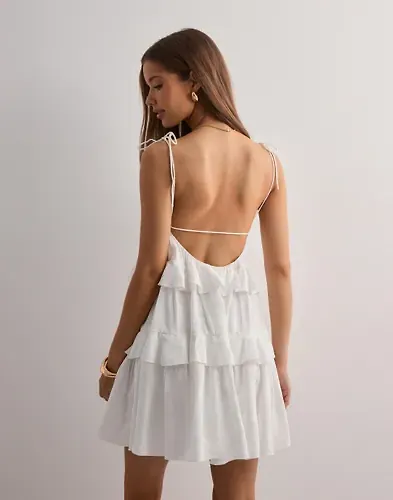 Vit fodrad klänning 2026 för dam från Nelly