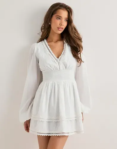 Vit klänning med smock från Nelly för dam 2026