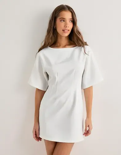 Vit figurnära klänning med kort ärm från Nelly för dam 2026