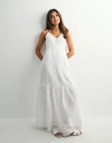 Vit lång klänning 2026 från Pieces för dam