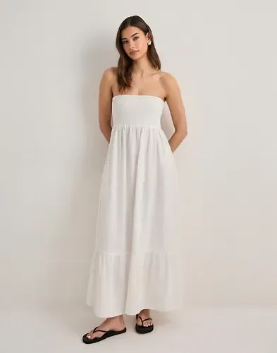 Vit lång klänning med smock från VERO MODA för dam 2026